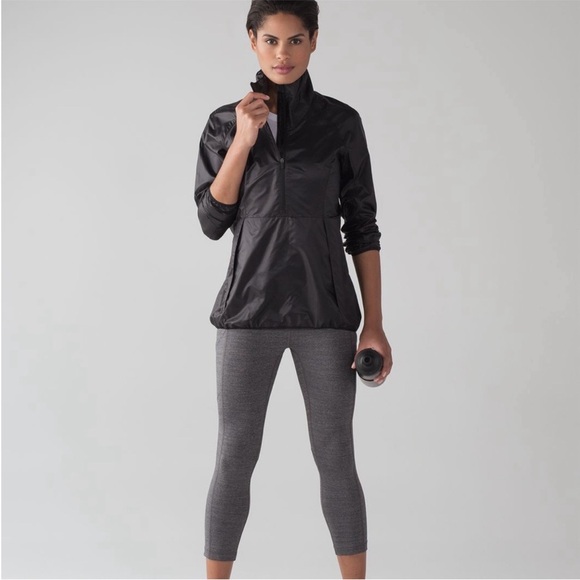 Lululemon Women's Run With It Jacket Black Windbreaker Water Resistant | Size 8 - Picture 3 of 6